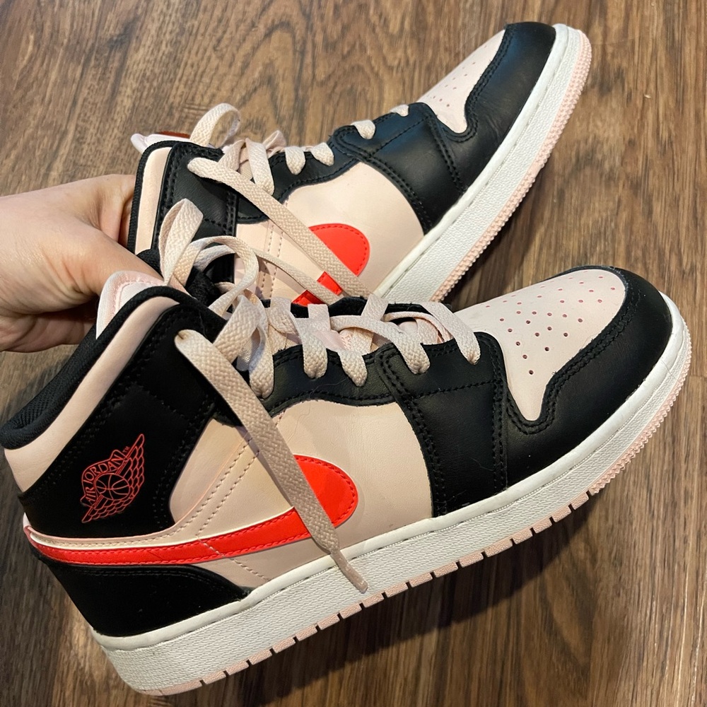 Air Jordan 1 Mid
GS "Atmosphere" / Black and pink sneakers